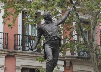 El teniente Jacinto Ruiz cuenta con una estatua en la plaza del Rey de Madrid.