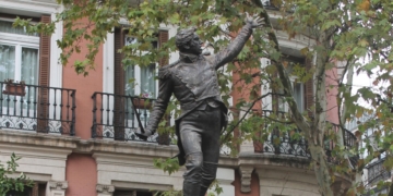 El teniente Jacinto Ruiz cuenta con una estatua en la plaza del Rey de Madrid.