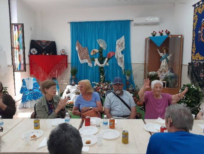 Los usuarios de la Residencia visitan la Asociación de Vecinos Tesorillo