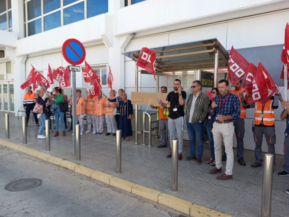 Protesta de los trabajadores de mantenimiento y limpieza del aeropuerto de Melilla por impago de sus salarios