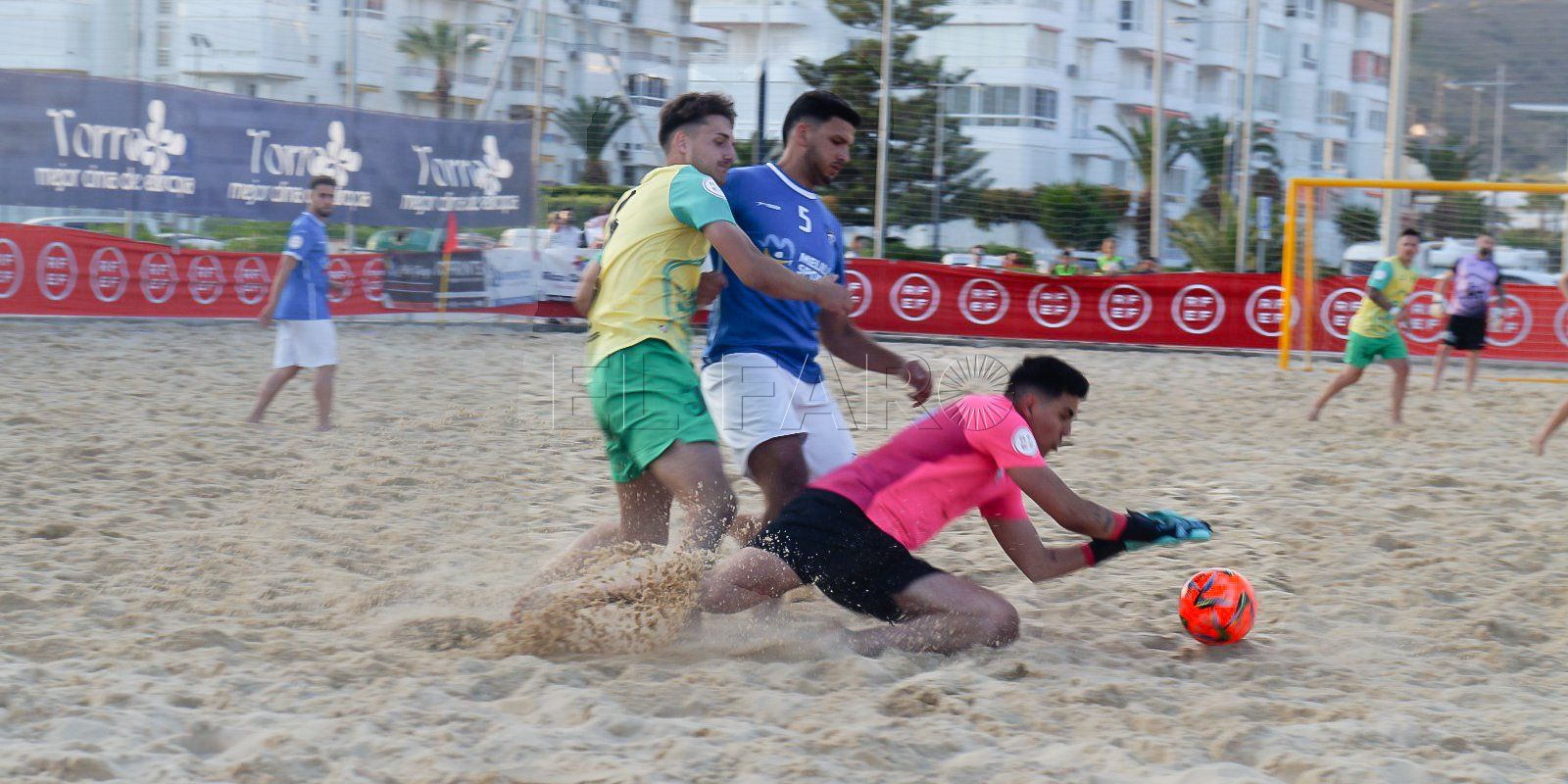 El fútbol playa nacional abre sus puertas