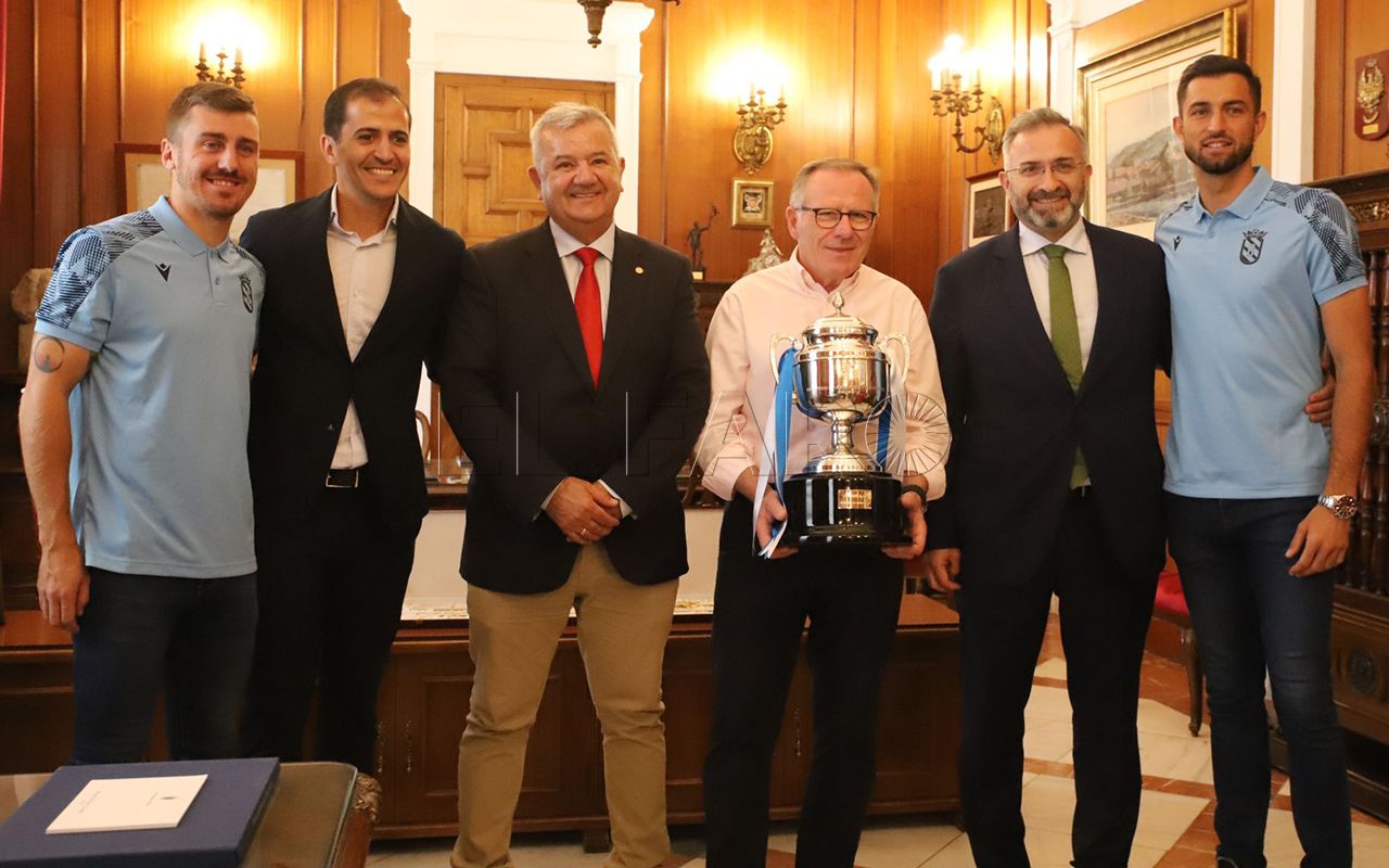 El Melilla recibe la Copa de campeón del grupo quinto de la Segunda RFEF