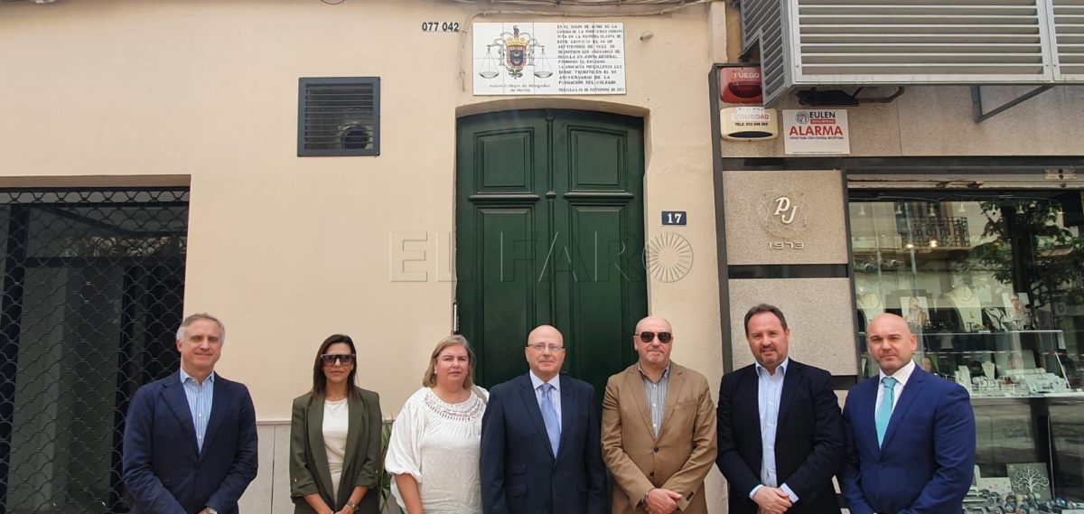 El Colegio de Abogados presenta la placa renovada por el aniversario de su fundación