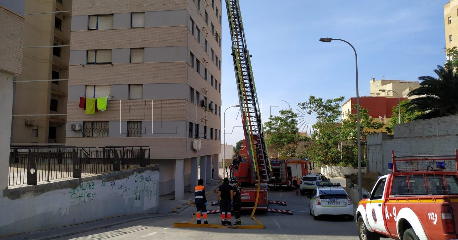 Desalojados más de la mitad de los vecinos del edificio que sufrió un incendio en Averroes