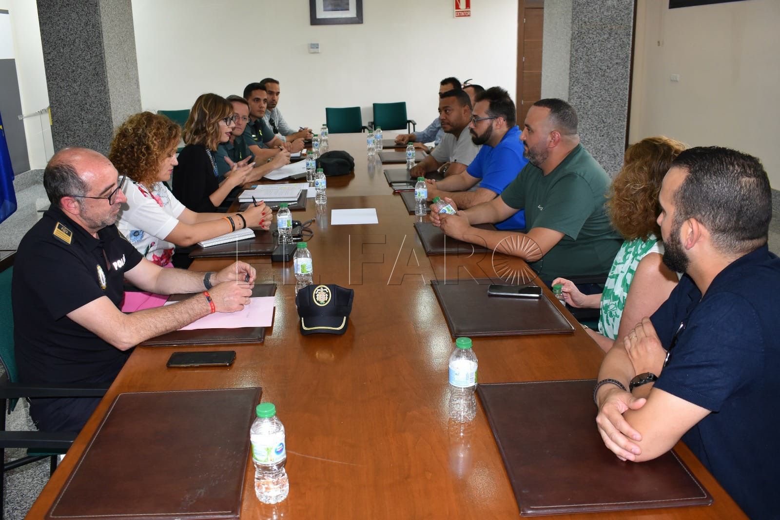 Reunión entre Moh y los locales de Puerto Noray para tratar el dispositivo de seguridad