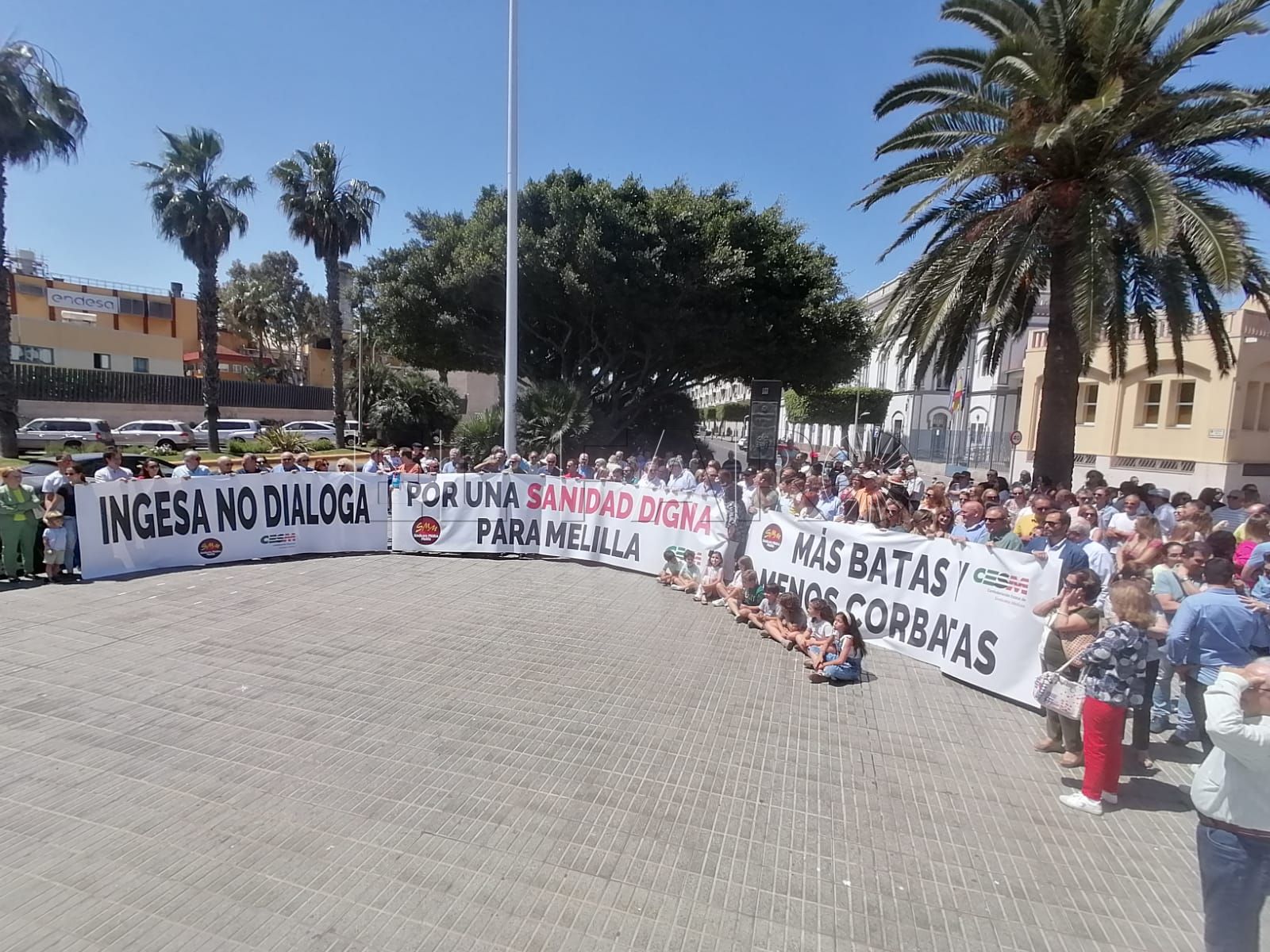 Más de un centenar de personas se manifiesta ante Delegación del Gobierno "por una sanidad digna para Melilla"