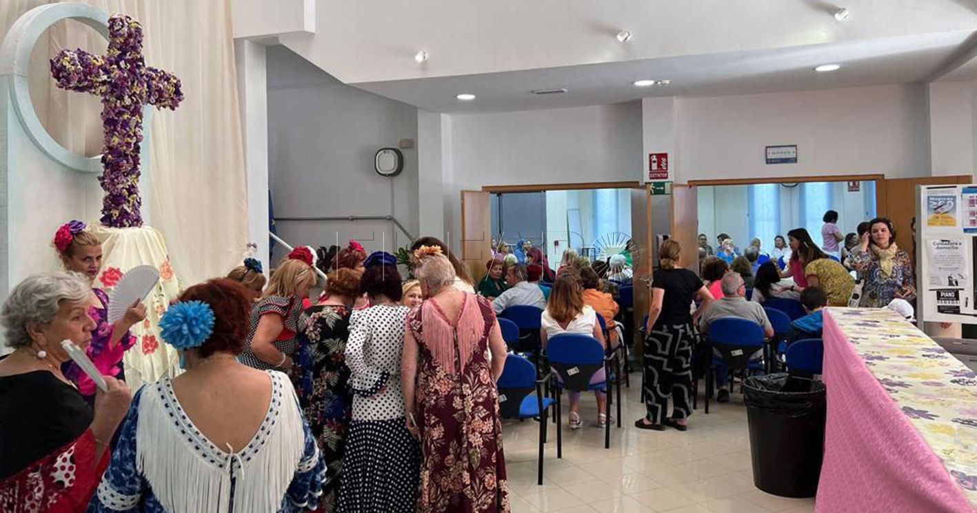 Los alumnos de las Aulas Culturales para Mayores se unen a la celebración de las Cruces de Mayo