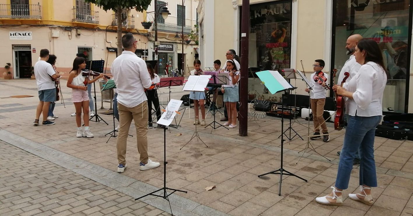 Los alumnos de la escuela de música de Asbanor sacan sus violines a la calle O'Donnell