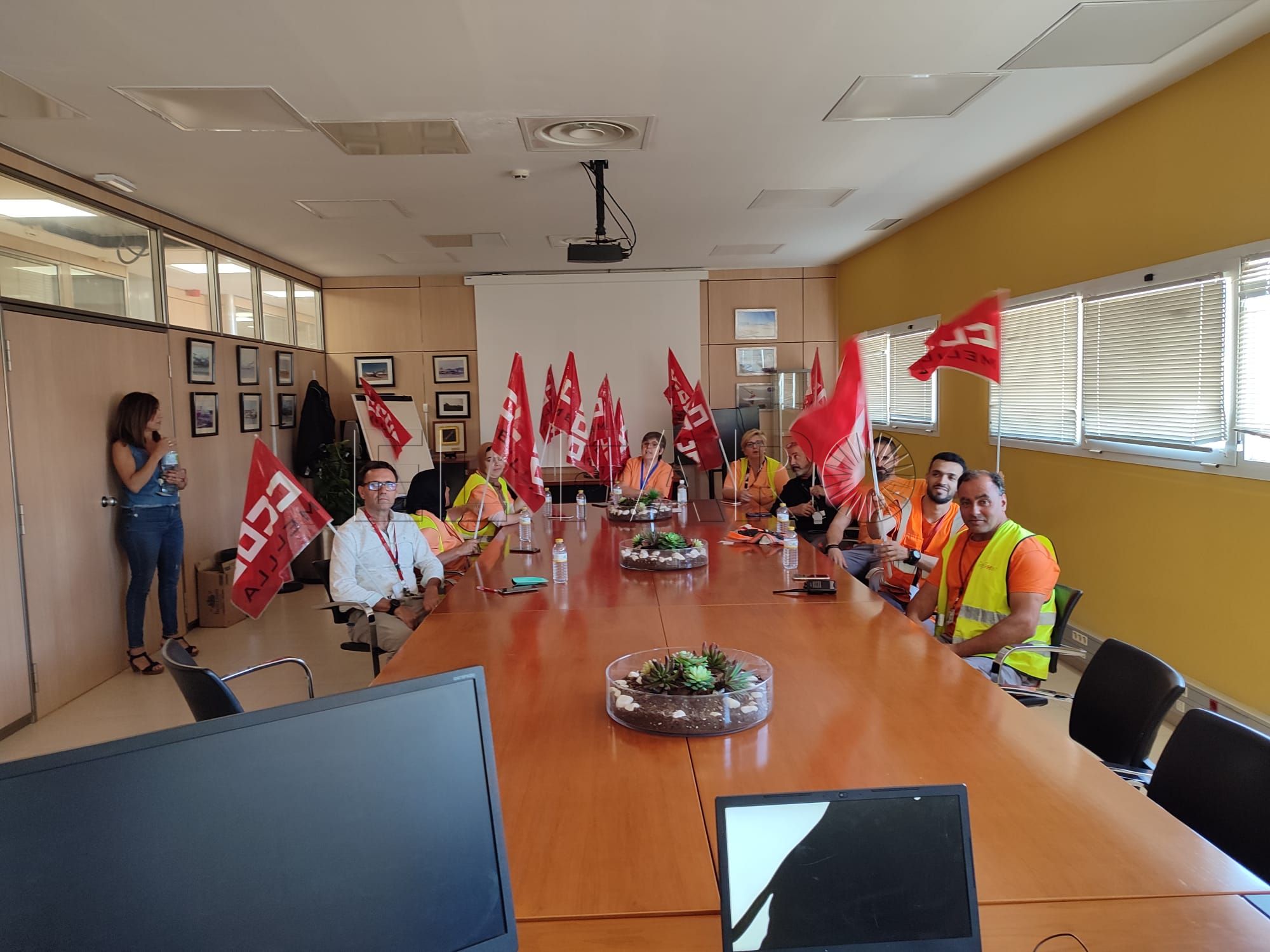Los trabajadores de limpieza y mantenimiento del aeropuerto se manifestarán el día 23