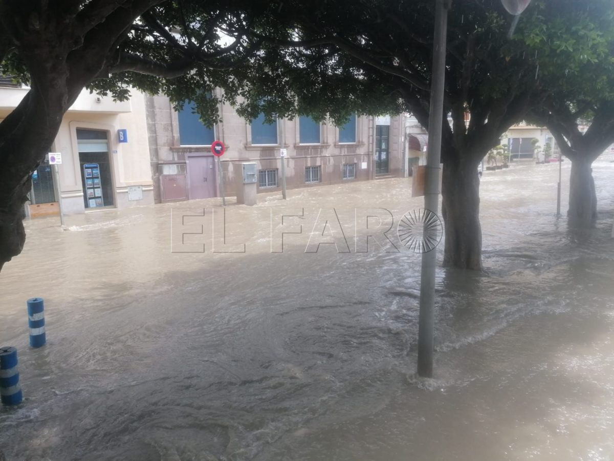 Los candidatos pasan una jornada de reflexión "pasada por agua"