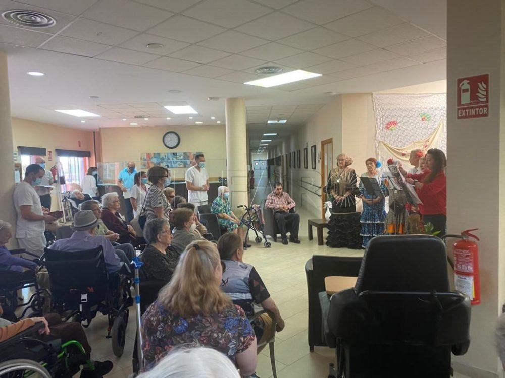 El Centro de Mayores, al compás de palmas y guitarras con motivo de las Cruces de Mayo