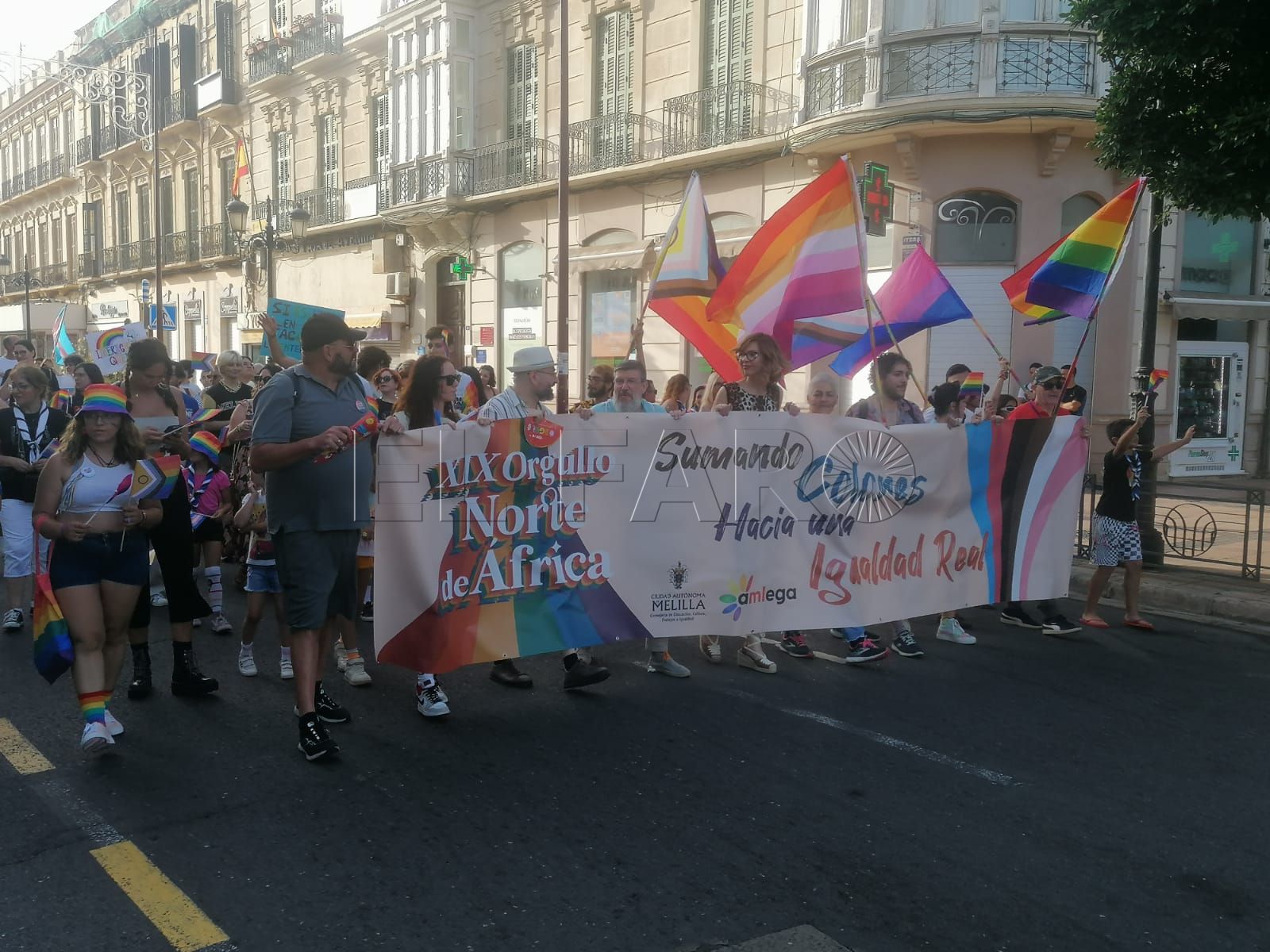 Un centenar de personas se lanzan a la calle por el Orgullo