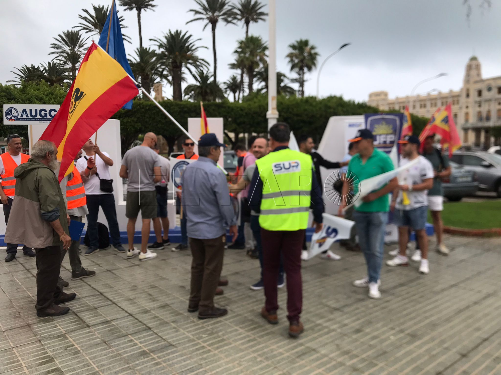 Gritos de ‘igual trabajo, igual salario’ en la concentración de policías y guardias civiles ante la Delegación del Gobierno