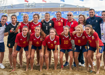 La selección femenina de fútbol playa contó con la presencia y el apoyo del presidente del COE, D. Alejandro Blanco.