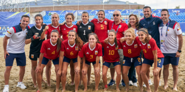 La selección femenina de fútbol playa contó con la presencia y el apoyo del presidente del COE, D. Alejandro Blanco.