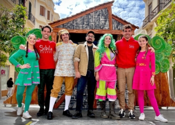Álvaro Sola junto a su equipo durante la representación de 'Una princesa diferente' en el centro de la ciudad.