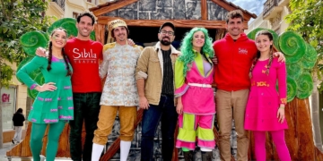 Álvaro Sola junto a su equipo durante la representación de 'Una princesa diferente' en el centro de la ciudad.