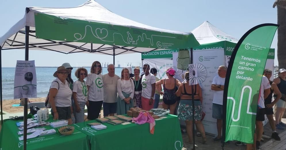 La AECC de Melilla lleva su campaña de prevención del cáncer de piel a la playa de Los Cárabos