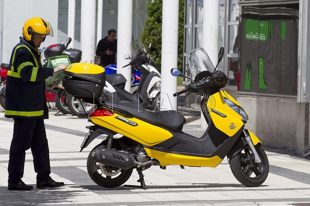 Correos amplia su flota de reparto ecológica con 700 motos eléctricas ciberseguras