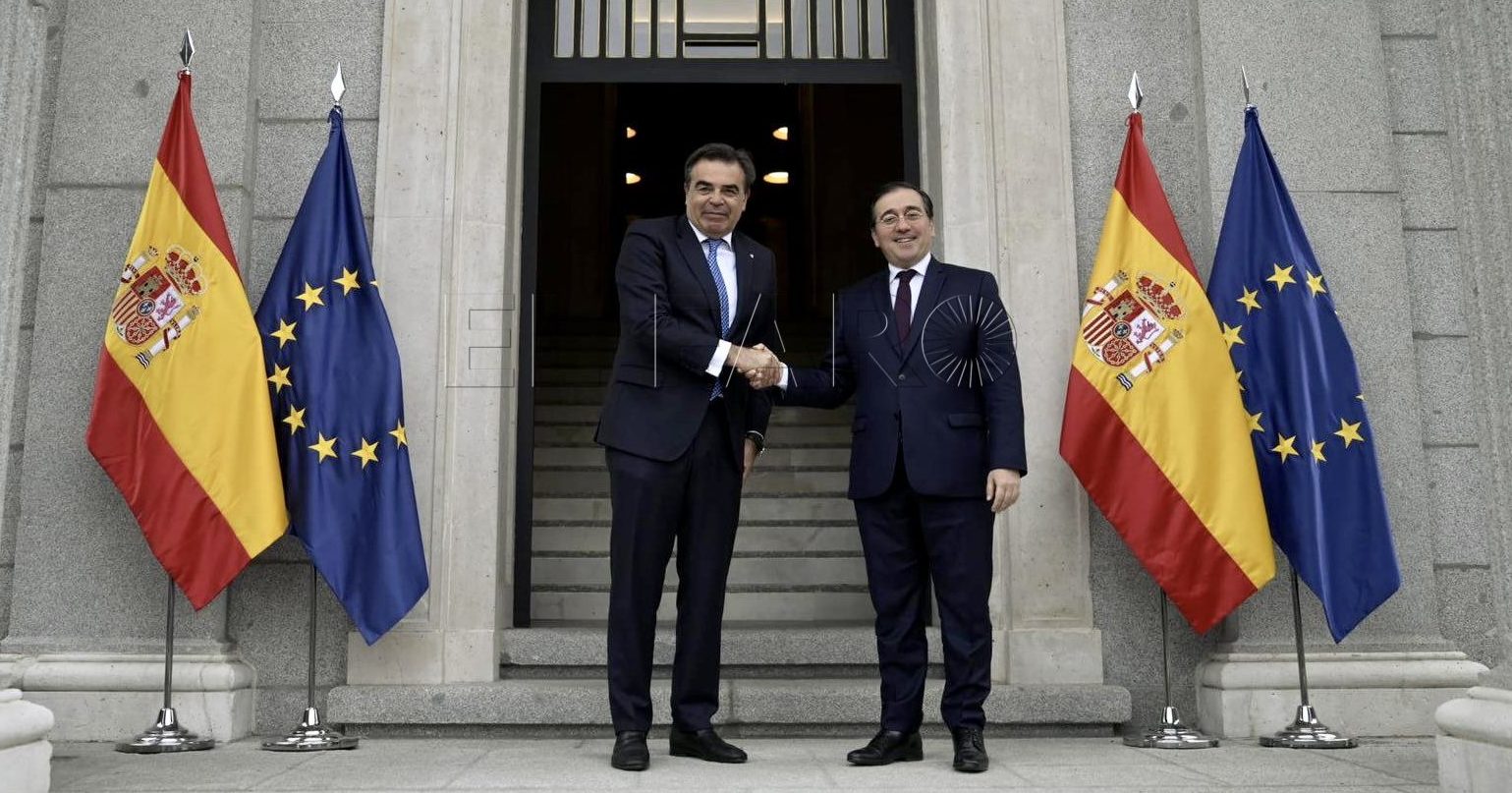 Albares y Margaritis Schinas se reúnen tras la polémica con Marruecos por Melilla y Ceuta