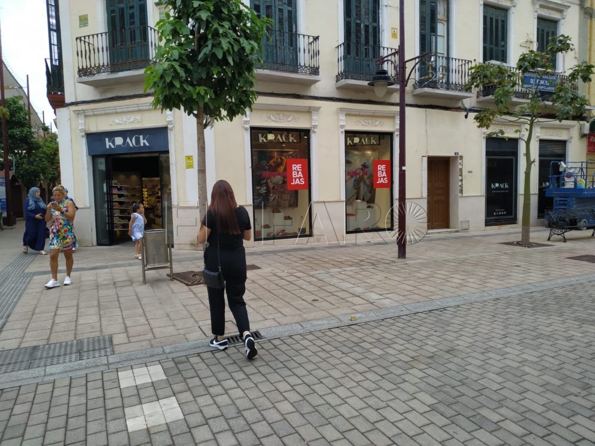 Las rebajas no traen optimismo a las tiendas de Melilla
