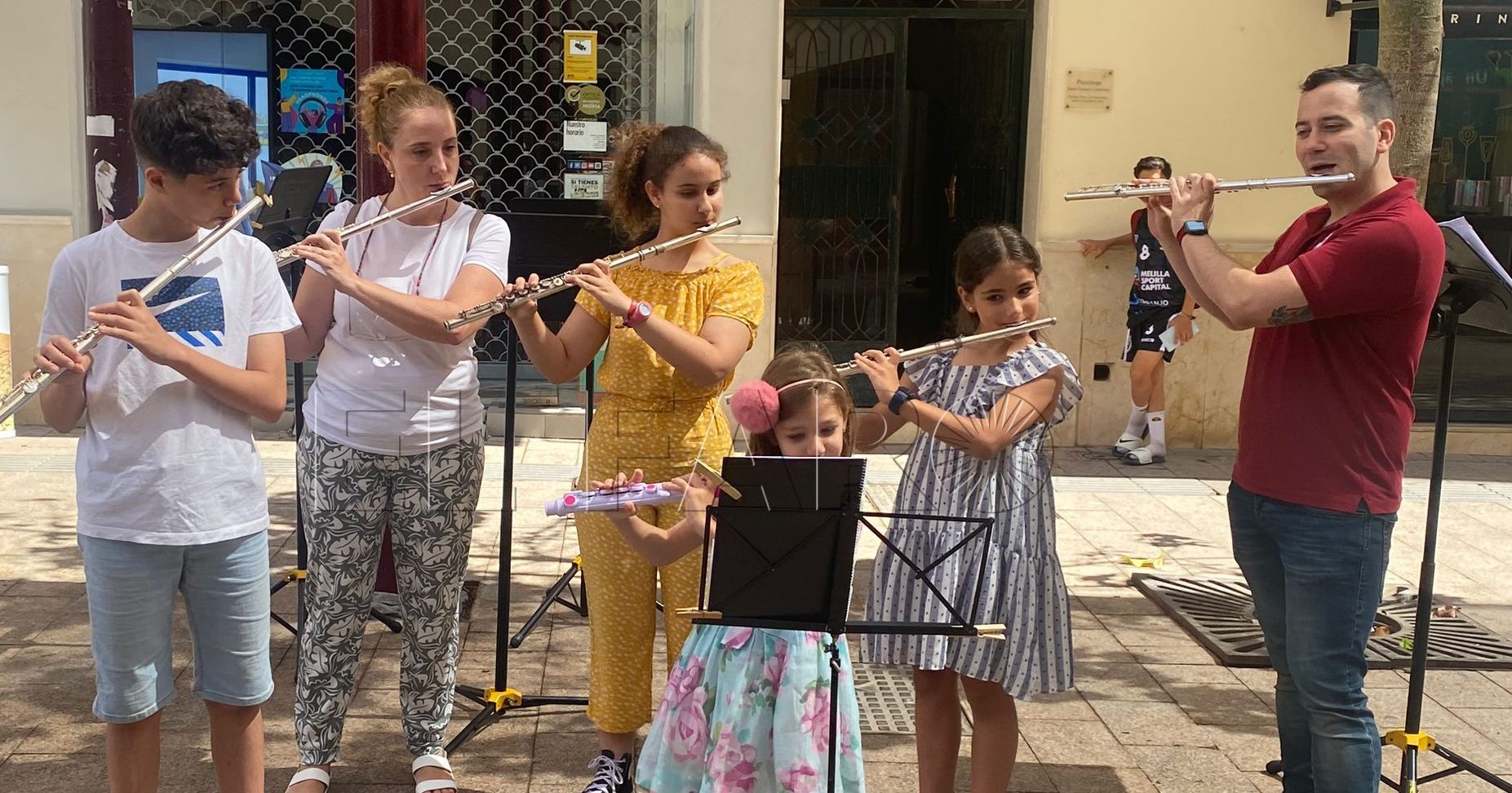 Asbanor lleva su música a las calles del centro de Melilla