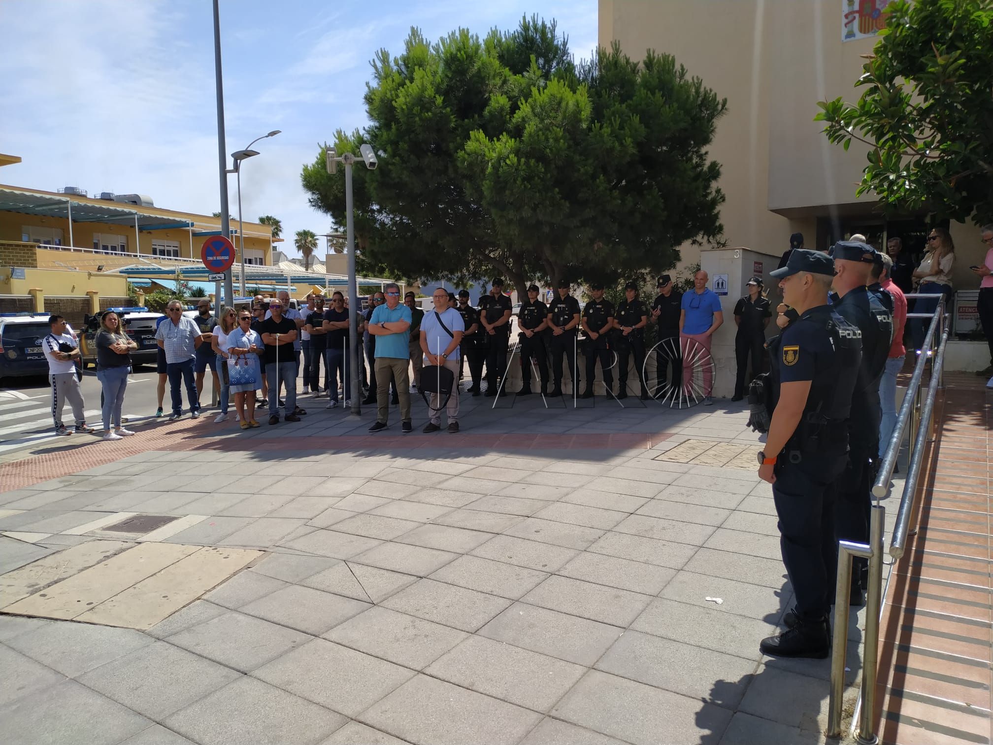 Los agentes de policía de Melilla guardan un minuto de silencio por el compañero caído en acto de servicio