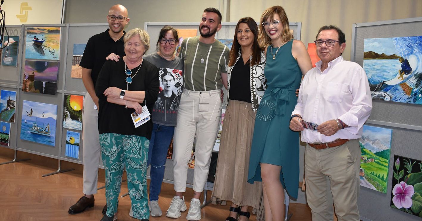 El Centro Social de Mayores inaugura una exposición de manualidades y de pintura