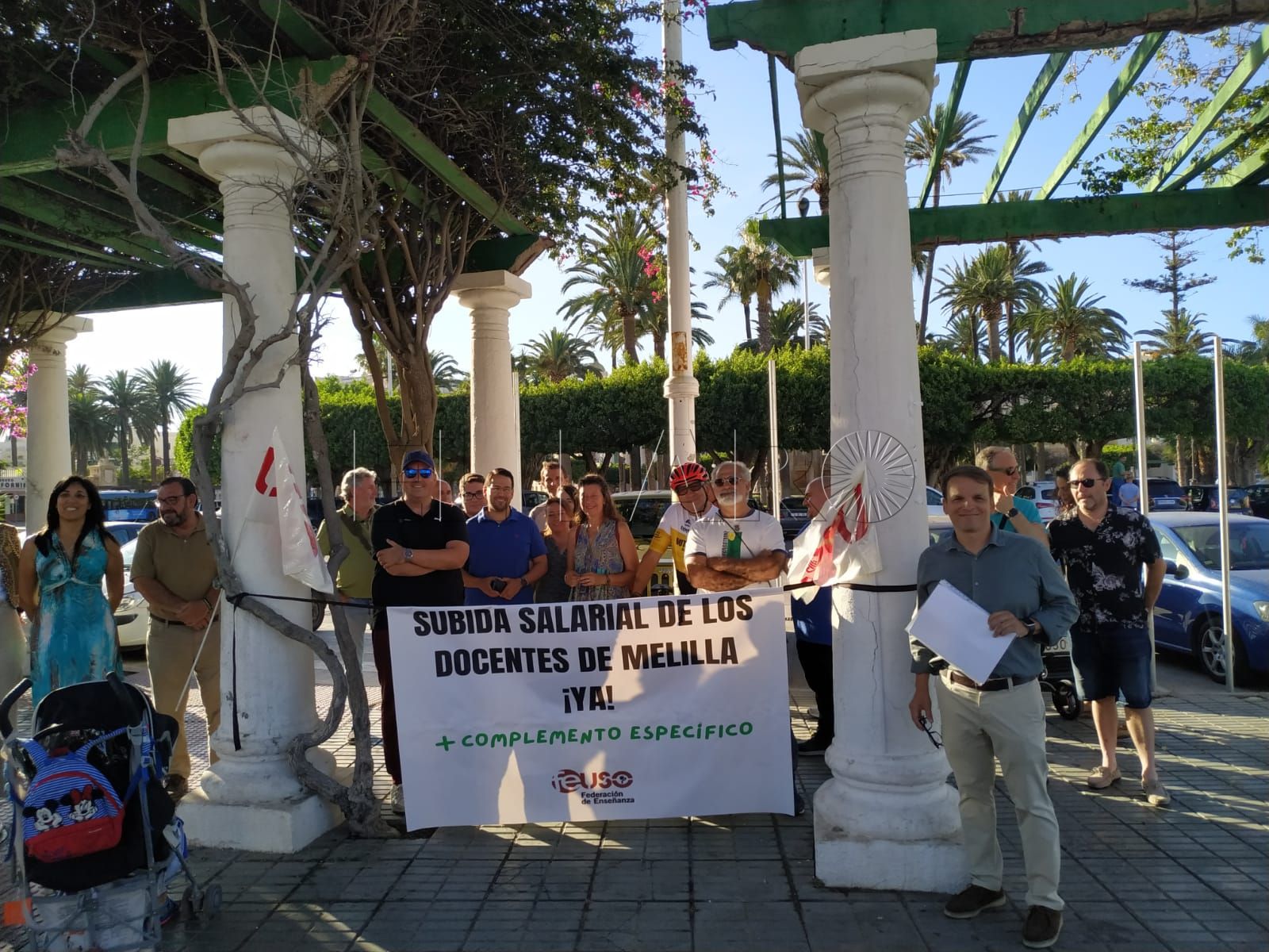 Concentración de FEUSO frente a la Delegación del Gobierno por la equiparación salarial de los docentes