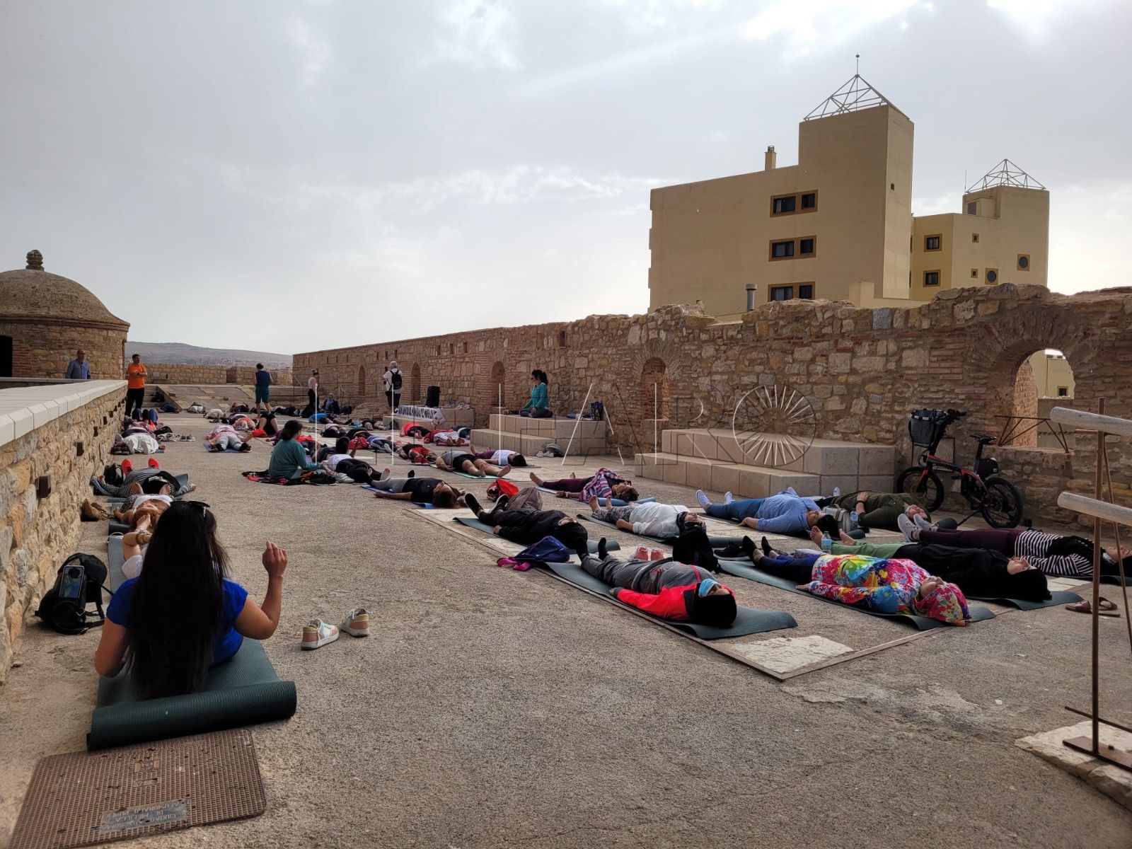 La Comunidad Hindú celebra el Día Internacional del Yoga con un taller en el Fuerte de Victoria Chica