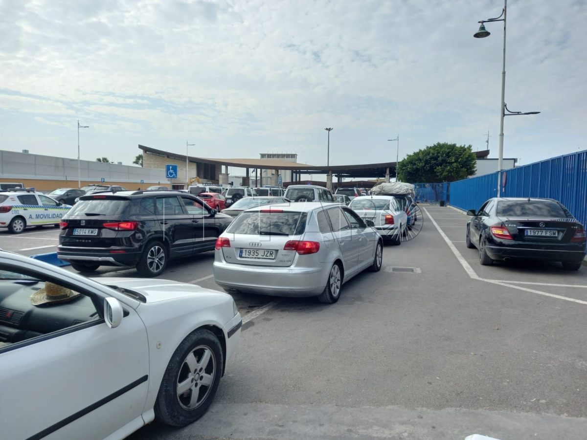 Largas filas de coches, pero "ordenadas" en el primer fin de semana de la OPE 2023