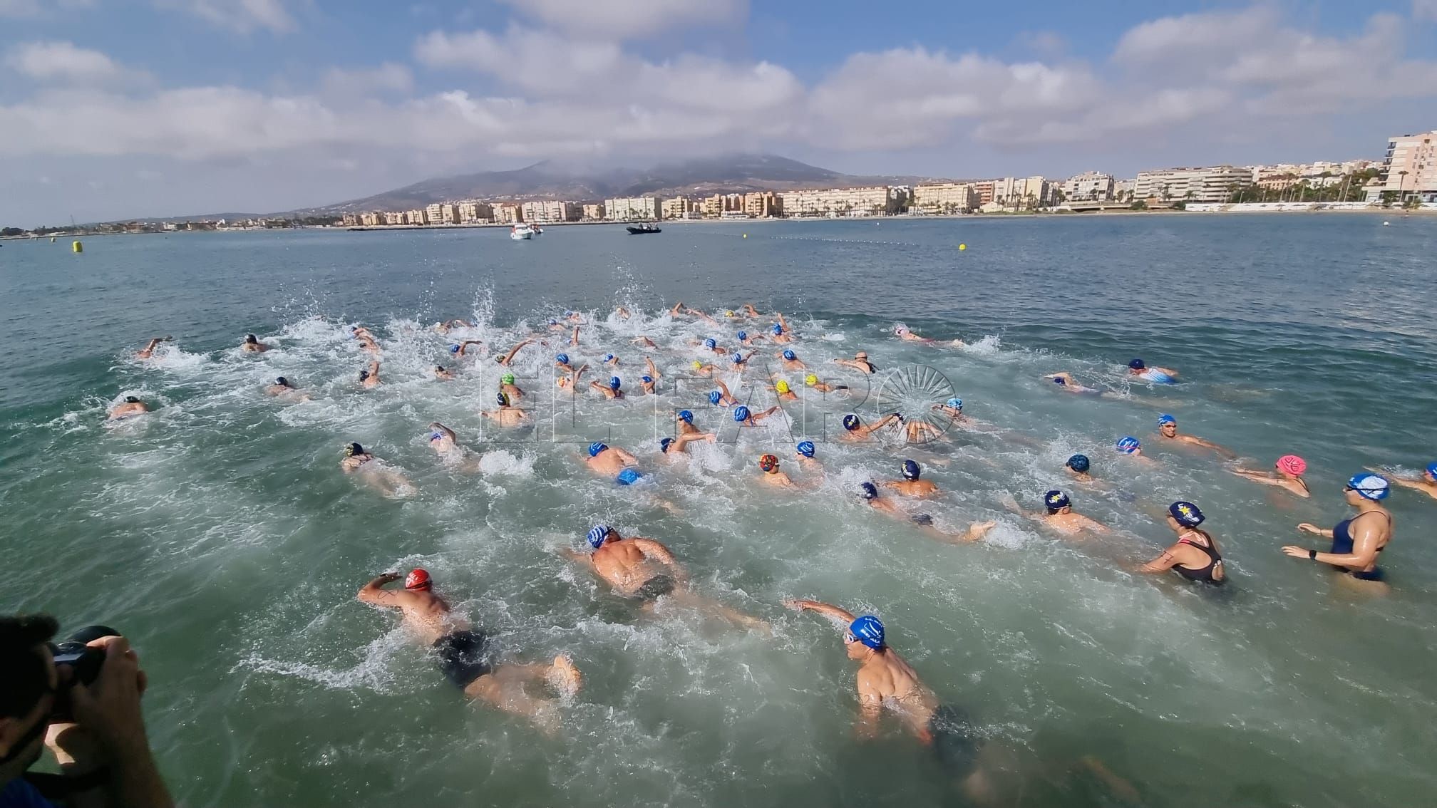 Miguel Ángel Rozas y Sofia Uasani, ganan la LV Travesía a Nado
