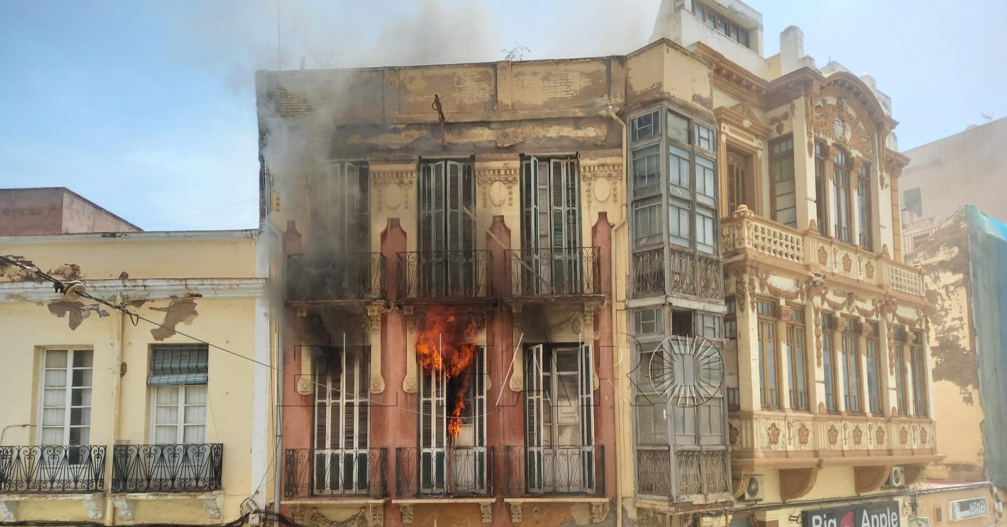 Arde el edificio 'okupado' en Castelar