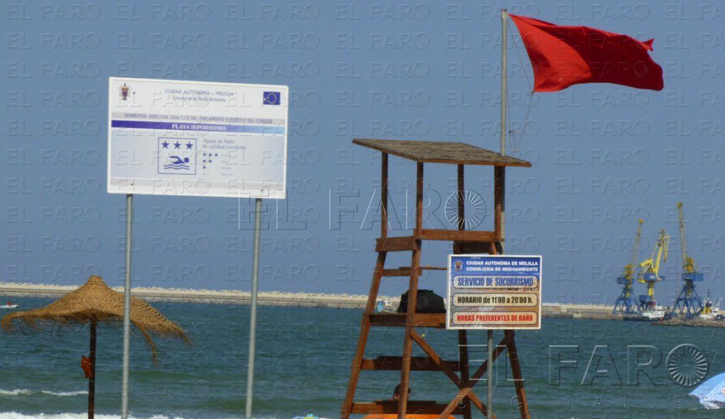 La Ciudad retira las banderas rojas de las playas al no hallar restos de contaminación en el mar