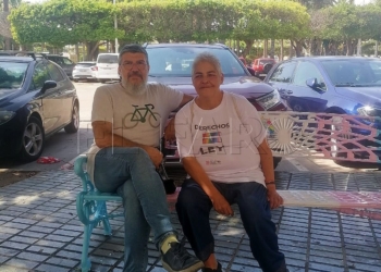 Rafael Calatrava junto a Uge Sangil en el banco trans de Plaza de España.