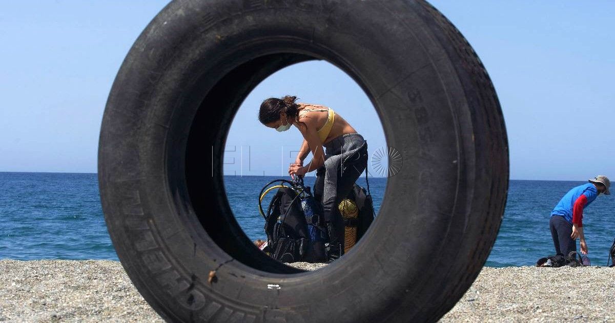 Los submarinistas de la Red de Vigilantes vuelven a la limpieza de fondos marinos de Melilla
