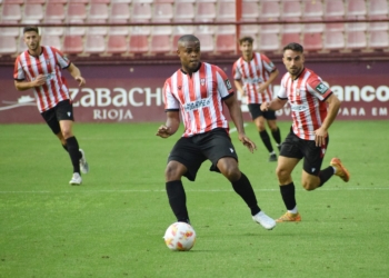 Vinicius Tanque en acción durante uno de los encuentros de la pasada temporada de la UD Logroñés-