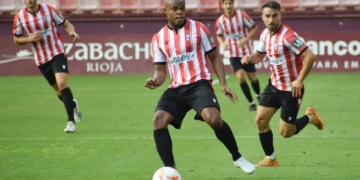 Vinicius Tanque en acción durante uno de los encuentros de la pasada temporada de la UD Logroñés-