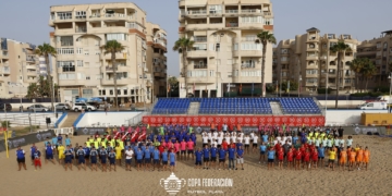 Foto de familia con todos los equipos que han participado en el VII Campeonato de Copa Federación de Fútbol Playa.