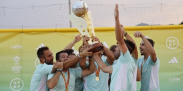 El Fútbol Playa Huelva CD ha llevado a cabo una gran temporada y se ha llevado el trofeo de campeón tanto en Liga, como en Copa y Supercopa.