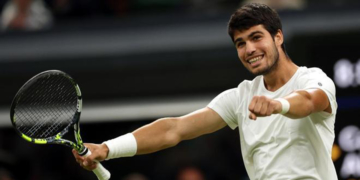 Carlos Alcaraz jugará su primera semifinal en el All England Club, en el que será su tercer enfrentamiento con el tenista ruso.