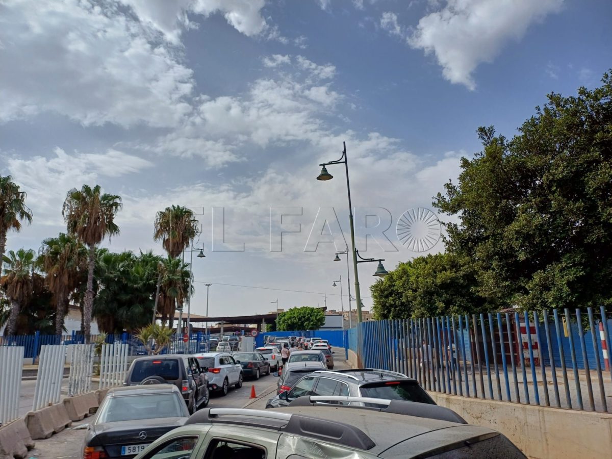 Fin de semana de gran afluencia de viajeros de la OPE con miles de vehículos llegando a Melilla