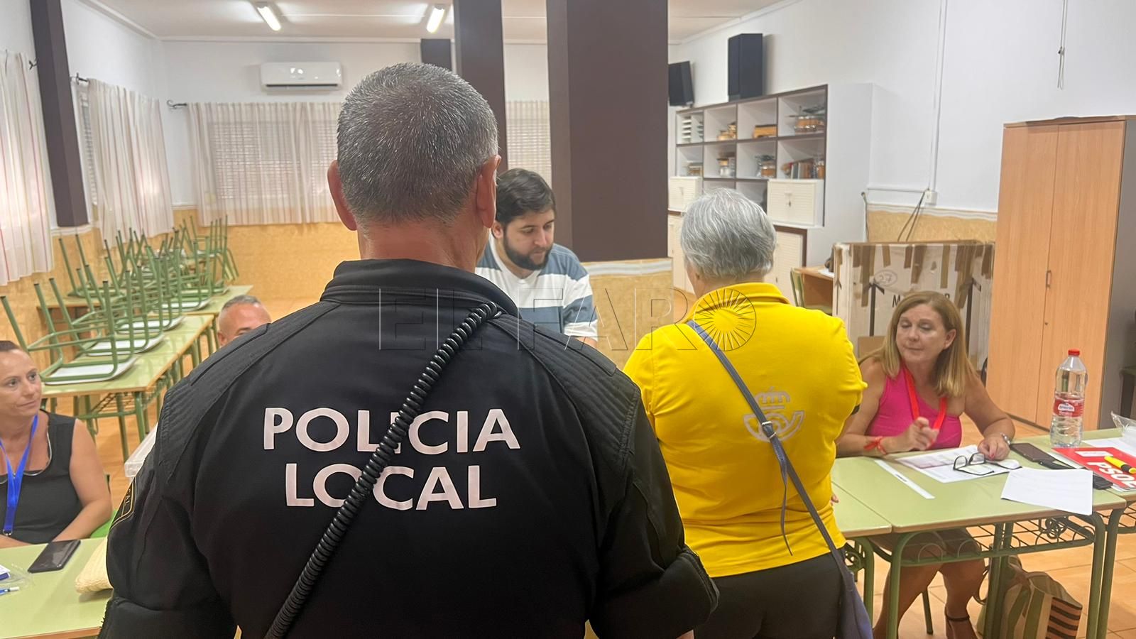 El voto por correo llega escoltado por la Policía