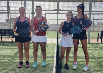 Imagen de las dos duplas que disputaron la final de la 1ª categoría femenina, siendo el triunfo para María Martínez y Alba González, que se impusieron por un doble 6/1 a Mayca Gil y Lili Maldonado.