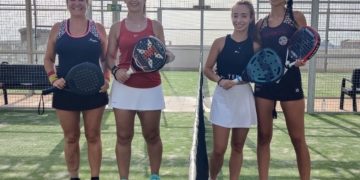 Imagen de las dos duplas que disputaron la final de la 1ª categoría femenina, siendo el triunfo para María Martínez y Alba González, que se impusieron por un doble 6/1 a Mayca Gil y Lili Maldonado.