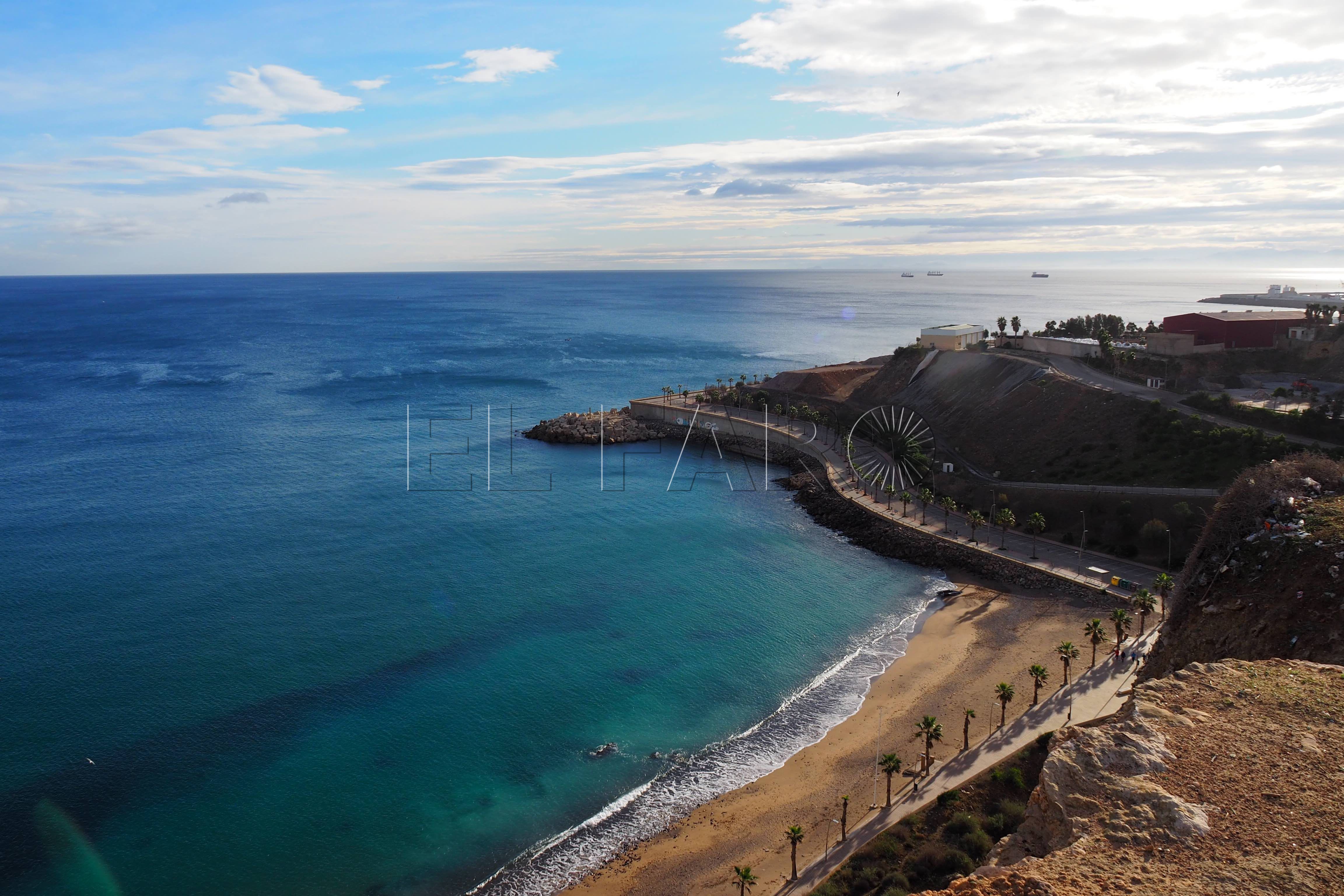 Un pequeño vertido provoca el cierre de la playa de Horcas Coloradas