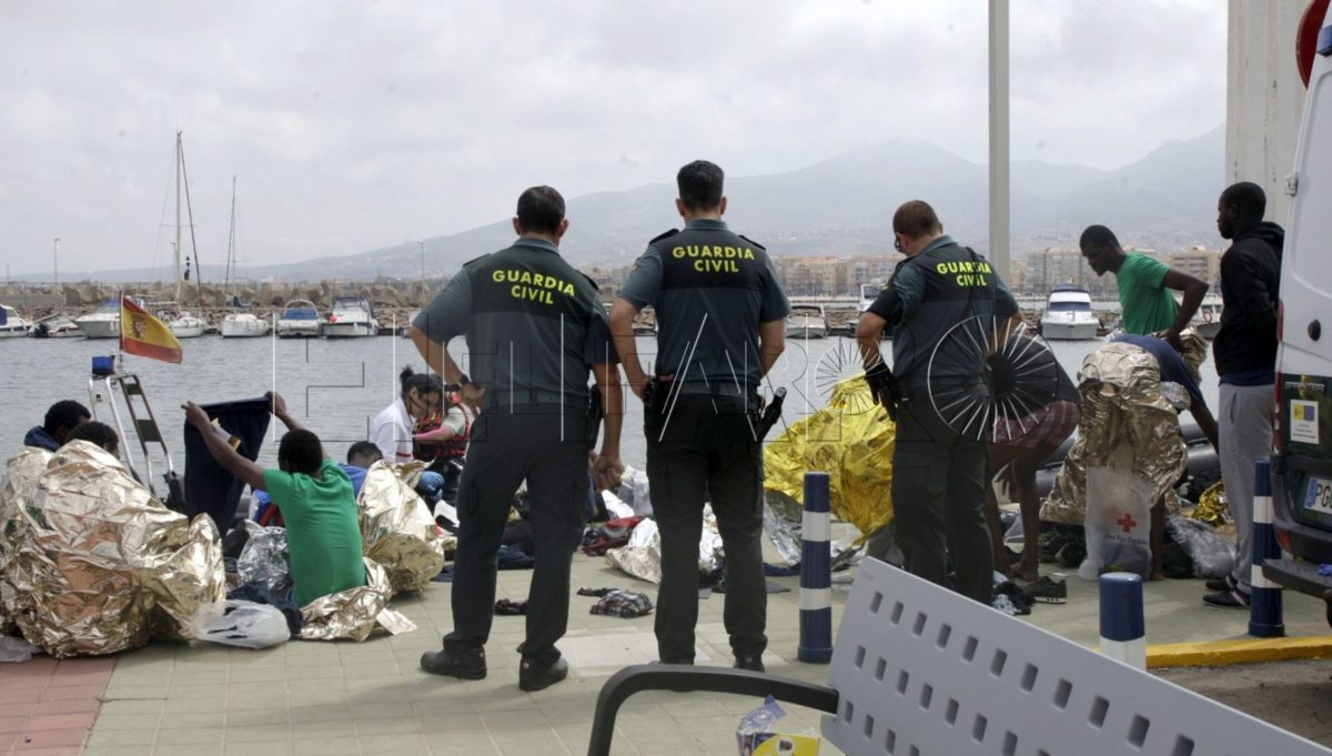 Rescatados once migrantes tras volcar su embarcación en Aguadú