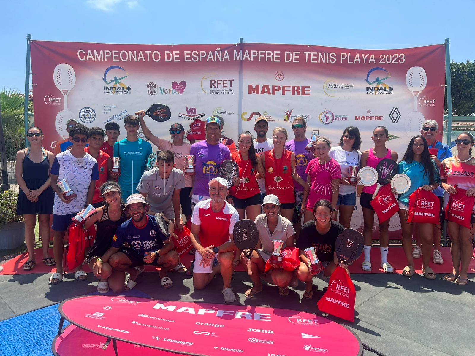 María Martínez, Valentín Volpe y Alex Alcalá, campeones de España sub-18 de Tenis Playa