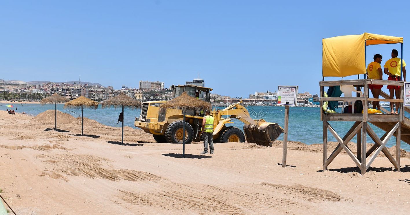 La Delegación, a través de Tragsa, acomete trabajos de mantenimiento y conservación de las playas y el litoral melillense