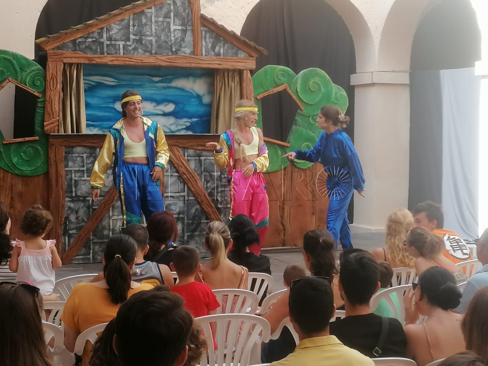 Decenas de melillenses disfrutan de una divertida adaptación de Cenicienta en el Hospital del Rey